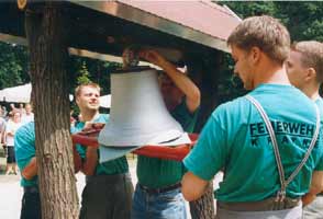 Aufh�ngung der Dorfglocke