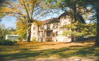 Das Schloss aus Richtung des Kinderspielplatzes