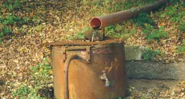 Die Quelle am Ortseingang gegen�ber dem Dorffriedhof